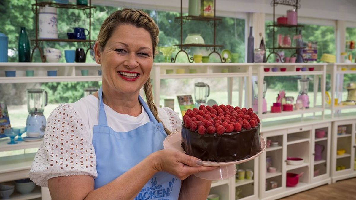 In Woche 2 müssen die Hobbybäcker:innen die Himbeer-Torte aus dem Vorspann backen.