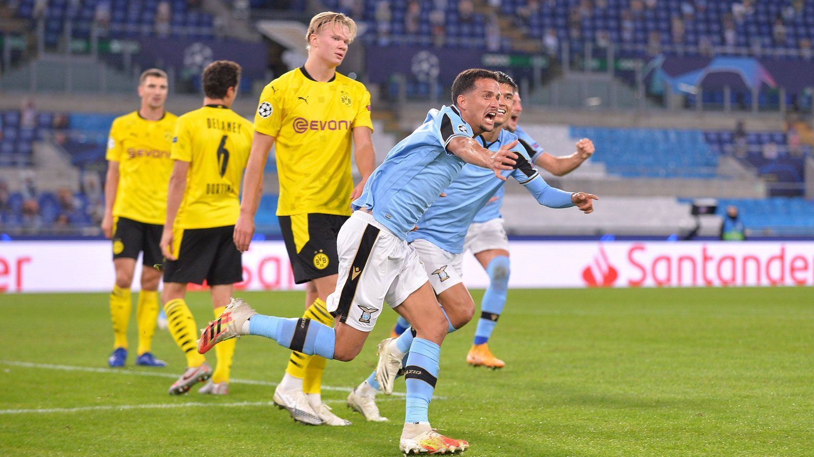 
                <strong>Dortmund tut sich schwer</strong><br>
                Der deutsche Vizemeister hatte sich zum Start der neuen Spielzeit einiges vorgenommen, musste allerdings schon am ersten Spieltag einen herben Rückschlag hinnehmen: Gegen Lazio Rom verloren schwache Dortmunder mit 1:3 und mussten sich mal wieder die leidige "Mentalitätsfrage" gefallen lassen. Gegen Zenit St. Petersburg gewannen die Mannen von Lucien Favre immerhin mit 2:0, allerdings hatte die vielgelobte Offensive ihre Probleme mit der tiefstehenden Abwehr der Russen. Mit drei Punkten steht der BVB aktuell nur auf Platz 3 in der Gruppe F und hat somit noch einen beschwerlichen Weg vor der anvisierten Teilnahme an der K.o.-Runde vor sich. Am nächsten Spieltag geht es dann auch noch ausgerechnet gegen die bisherige Überraschung der Saison…
              