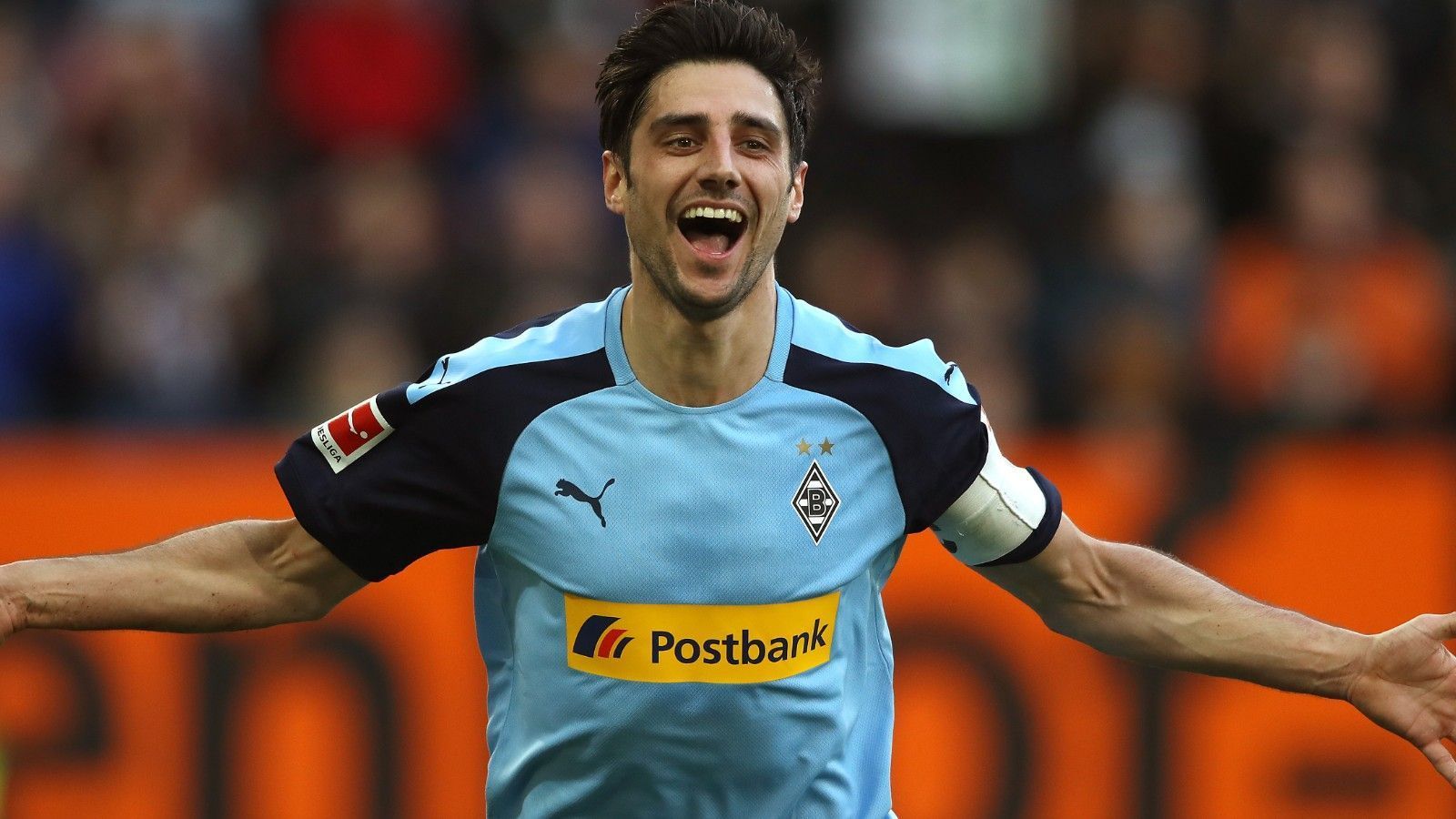 
                <strong>Sturm: Lars Stindl</strong><br>
                Der amtierende Kapitän der Fohlen kam im Sommer 2015 von Hannover 96 an die Hennes-Weisweiler-Allee und avancierte schon ein Jahr später zum Kapitän der "Fohlenelf". 160 Spiele und 49 Tore im Dress der Gladbacher sprechen eine deutliche Sprache - Stindl ist aus diesem Team nicht mehr wegzudenken. Ohne sein Verletzungspech würden seine Statistiken sicherlich noch besser aussehen und er wäre wohl auch längst eine feste Größe in der deutschen Nationalmannschaft. Aber was nicht ist, kann ja noch werden. Jedenfalls gab es in der jüngsten Vergangenheit wohl kaum einen Spieler, der sich so extrem mit dem Verein identifiziert hat, wie Lars Stindl. Das merken auch die Fans und das kommt an.
              