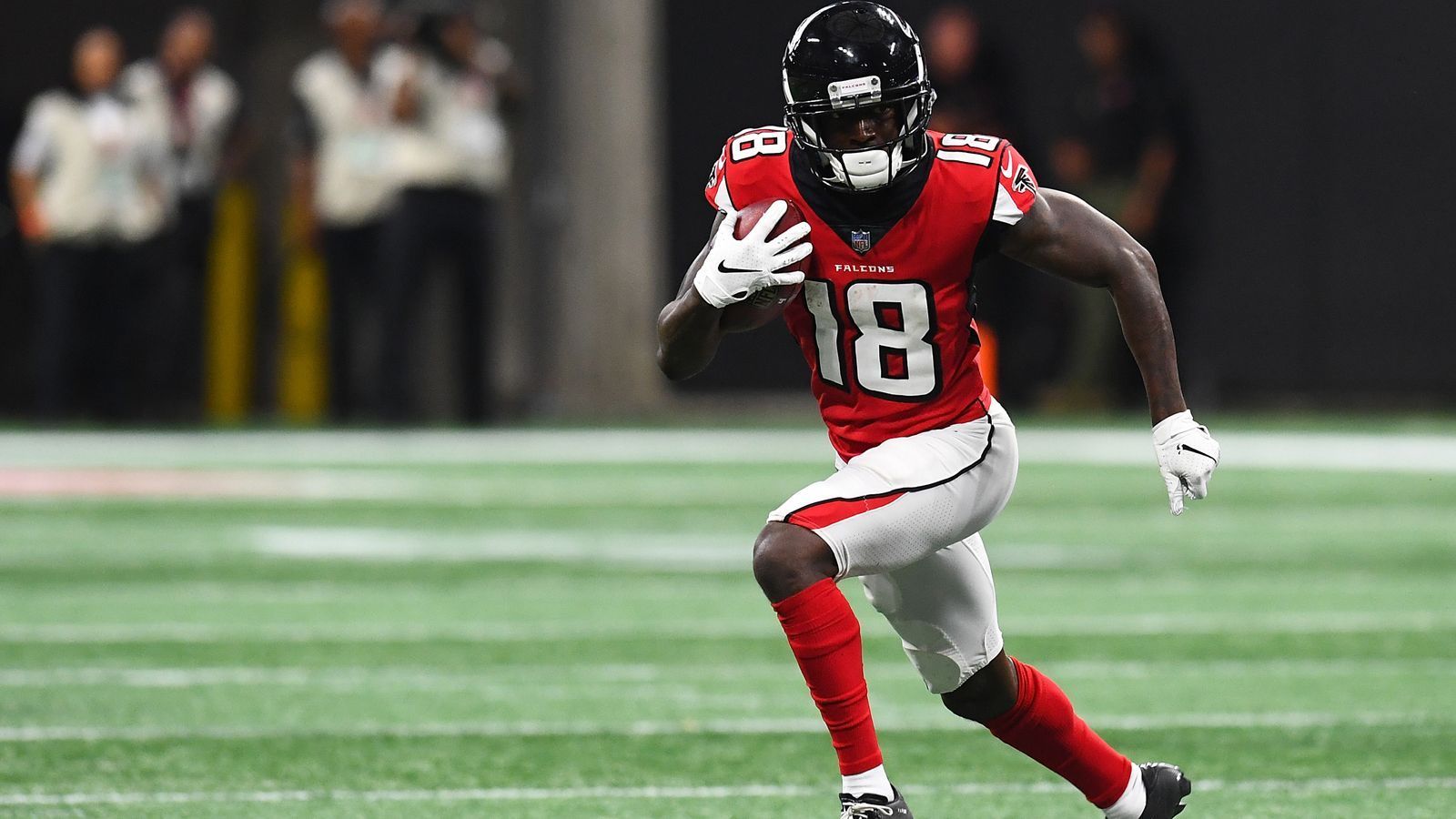 
                <strong>Calvin Ridley (Atlanta Falcons)</strong><br>
                Erstrundenpick und Wide Receiver Calvin Ridley hat zwar Julio Jones und Mohamed Sanu neben sich, konnte sich aber schon gegenüber Quarterback Matt Ryan beweisen und ist zu einer wichtigen Anspielstation in der Red Zone geworden. So sammelte Ridley bereits acht Receiving-Touchdowns und 657 Yards.  
              