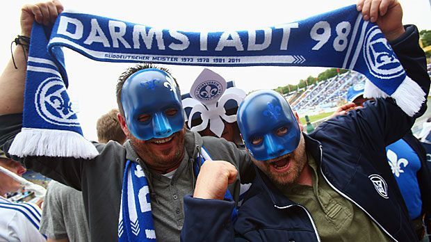 
                <strong>6. Platz: SV Darmstadt 98 (Merck-Stadion am Böllenfalltor)</strong><br>
                Platz 6: SV Darmstadt 98. In dieser Tabelle ist der Aufsteiger mit Rang sechs schon Mal reif für die Europa League. Dabei verfügt das altehrwürdige Merck-Stadion am Böllenfalltor nur über 17.000 Plätze.  davon bieten aber keine Sitzmöglichkeit, was eine Wahnsinnsquote von 74,1 Prozent bedeutet - Liga-Rekord!
              