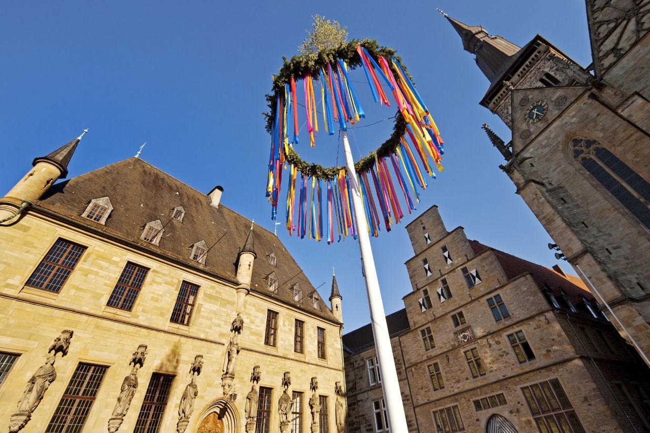 Entweder am Vorabend zum 1. Mai oder direkt am Feiertag stellen vielen Gemeinden Deutschlands prachtvoll verzierte Maibäume an zentralen Plätzen auf - als Symbol für Fruchtbarkeit und Glück.