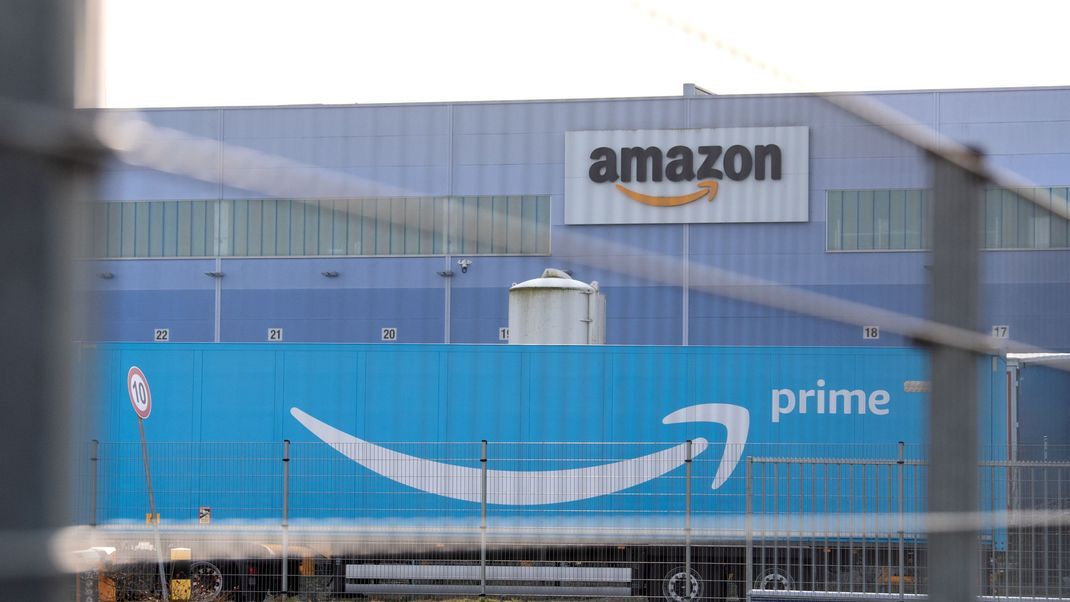 Erst im September erhöhte der Online-Händler Amazon die Prime-Mitgliedsbeiträge. Nun hob der Online-Gigant den Mindestbestellwert für kostenlose Lieferungen um zehn Euro an.