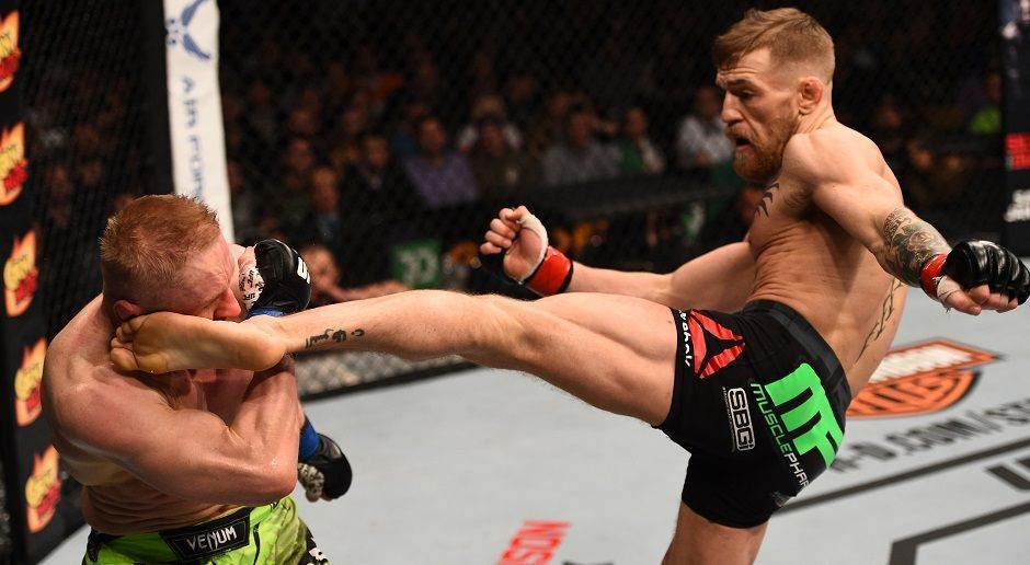 
                <strong>Conor McGregor vs. Dennis Siver, UFC Boston, 18.01.2015</strong><br>
                Nicht einmal zwei Jahre nach seinem Debüt war McGregor bereits einer der größten Stars der UFC. Gegen den Deutschen Dennis Siver erzielte er seinen fünften Sieg in Folge. Damit positionierte er sich endgültig als Herausforderer auf den WM-Titel im Federgewicht.
              