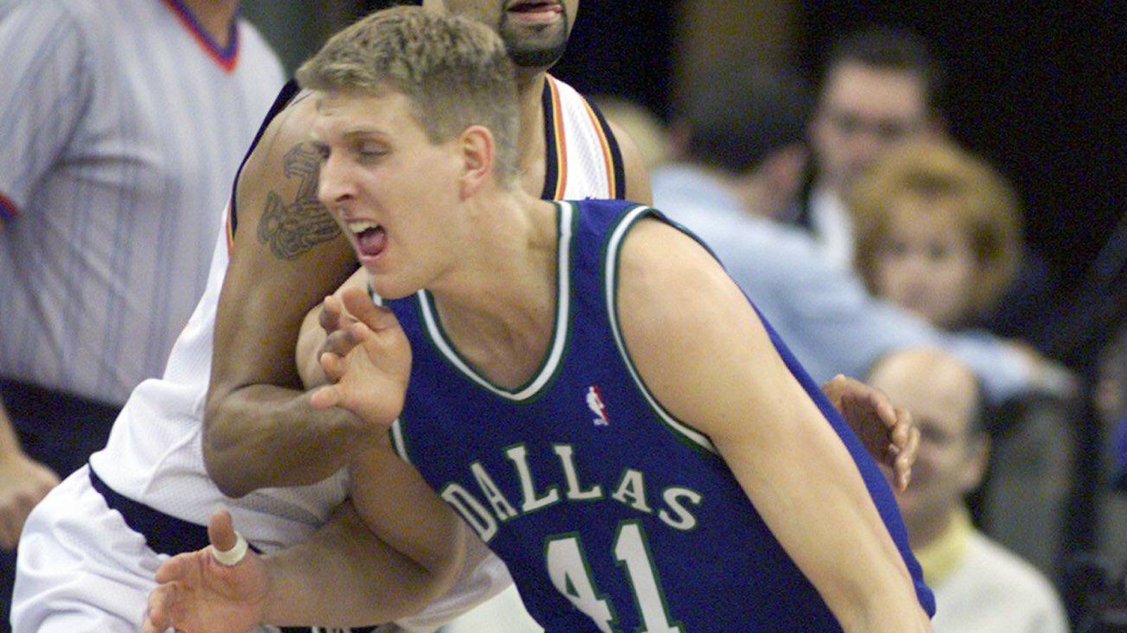 
                <strong>Saison 1998/99</strong><br>
                Dirk Nowitzki unterschreibt am 21. Januar 1999 den Rookie-Vertrag über drei Jahre und 4,7 Millionen Dollar.Jahreseinkommen: 1.472.640 Dollar
              