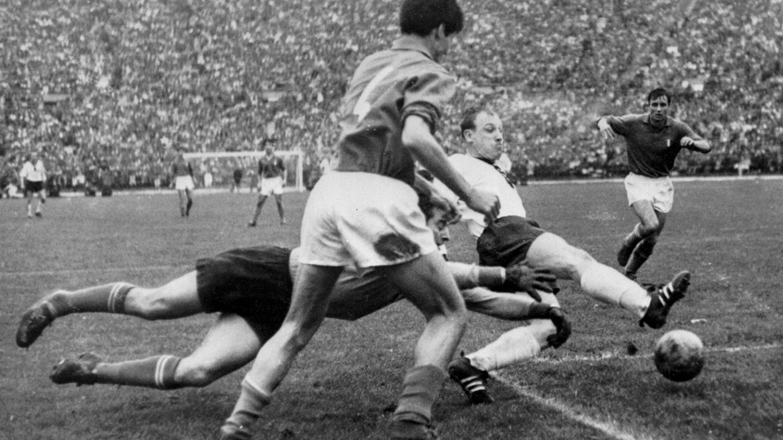 
                <strong>1962 in Chile (Viertelfinal-Aus)</strong><br>
                Die letzte WM für den legendären Sepp Herberger fängt mit einer Nullnummer gegen Italien an. Im Tor der Italiener: Buffon, allerdings Lorenzo mit Vornamen. Er war ein Cousin eines Großvaters des berühmten Gianluigi Buffon.
              