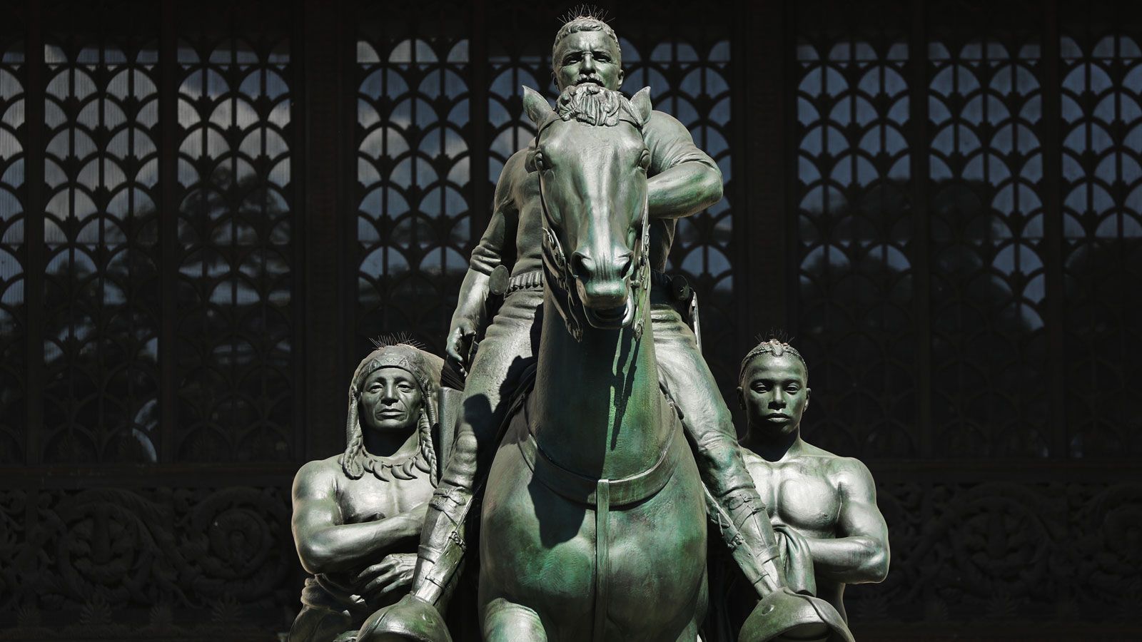 
                <strong>Roosevelts</strong><br>
                + 700 (acht US-Dollar für einen US-Dollar)- Hier ist eine Statue des ehemaligen US-Präsidenten Theodore Roosevelt abgebildet und nicht etwa Franklin D. Roosevelt, einer seiner Nachfolger.
              