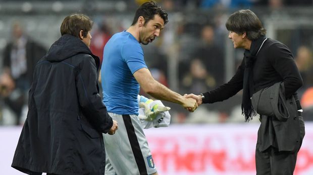 
                <strong>Tor - Gianluigi Buffon (Mr. Fairplay)</strong><br>
                Großartige Spieler gab es in der Geschichte des Fußballs wohl Tausende. Doch nur wenige verkörpern die Werte des Spiels so sehr wie Gianluigi Buffon. Der Oldie von Juventus Turin wird nicht zuletzt wegen seiner fairen Einstellung von Mitspielern und Gegnern gleichermaßen geschätzt. Dabei ist der 40-Jährige nicht nur der freundliche Gratulant bei Niederlagen, sondern ein wahrer Titelsammler. Neben acht Meistertiteln, vier Pokalsiegen und einem UEFA-Cup-Sieg wurde der Nationalspieler 2006 in Berlin mit Italien Weltmeister. Nur der Champions-League-Titel fehlt dem Weltklasse-Torhüter noch in seiner Vita. Doch selbst ohne diesen Titel würde Buffon - wann auch immer - als Idol und ideale Botschafter des Fußballsports abtreten. 
              