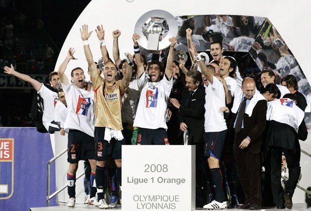 
                <strong>Lyons Erfolge</strong><br>
                Olympique Lyon war von 2002 bis 2008 die uneingeschränkte Macht in der französischen Ligue 1. In diesen Jahren konnte sie auch jeweils die Meisterschaft feiern. Im Pokal kommen fünf Erfolge dazu, der Ligapokal wanderte ein Mal in die Vitrine des Klubs.
              