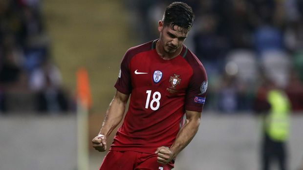 
                <strong>Andre Silva (Portugal/AC Mailand)</strong><br>
                Der Stürmer war der Shootingstar der Saison 2016/17. Denn erst im Sommer 2016 wurde er bei den Portugiesen fix zu den Profis hochgezogen und darf nun schon mit der A-Nationalmannschaft zum Confed Cup. Der 21 Jahre alte Stürmer empfahl sich mit 16 Liga-Toren für Höheres. In seinen ersten Länderspielen untermauerte der Angreifer dann auch gleich seine Treffsicherheit (sieben Spiele, sechs Tore). Er wechselt nach dem Turnier zum AC Mailand.
              