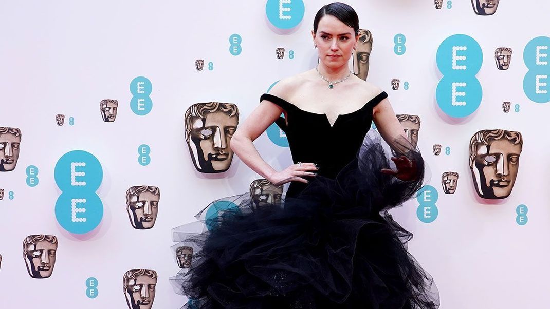 Glanz und Glamour auf dem Red Carpet der British Academy Film Awards in London mit Daisy Ridley, Lucy Boynton und Co.