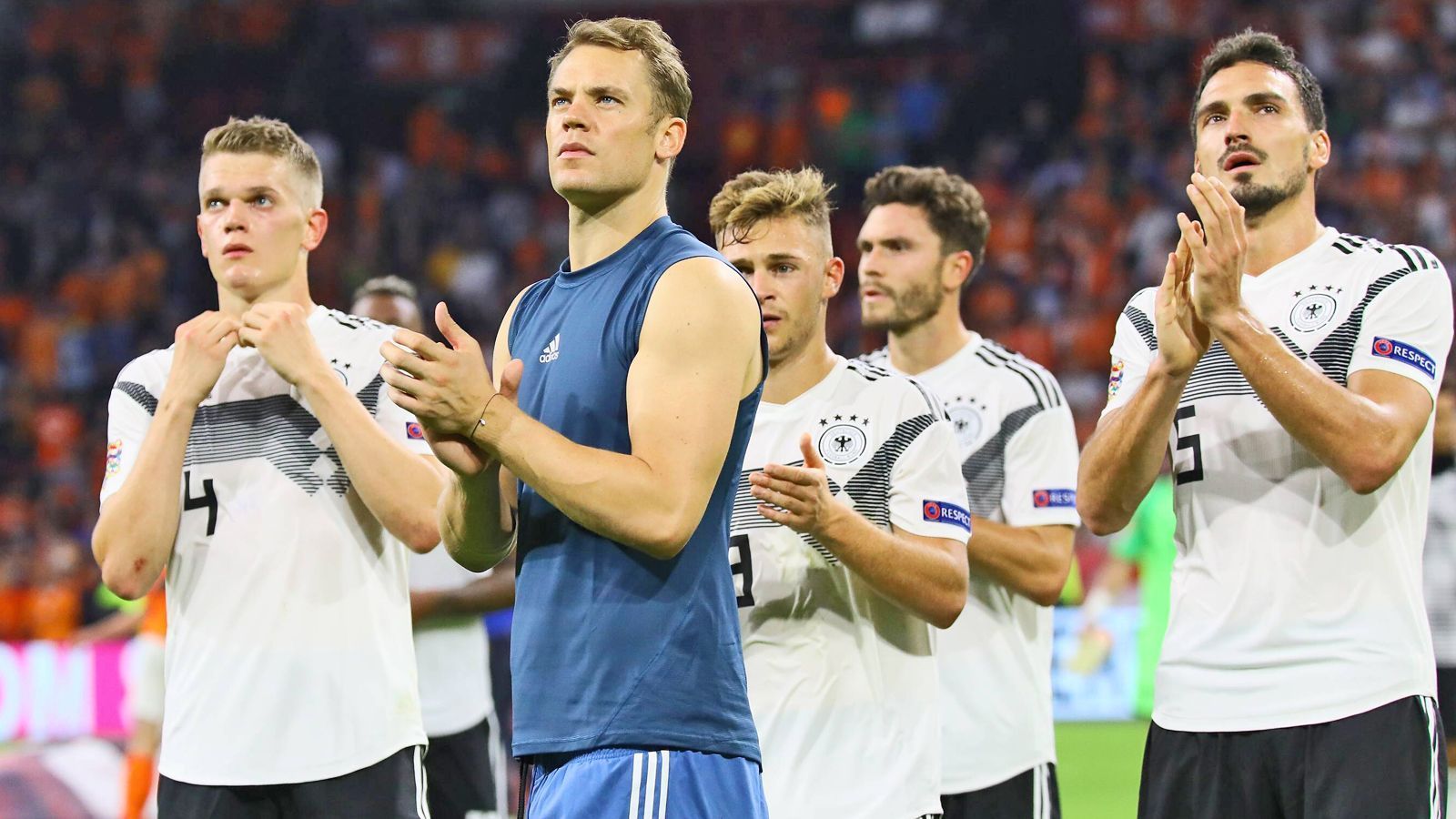 
                <strong>5. Defensive stabilisieren</strong><br>
                Selbst Manuel Neuer patzte beim 0:1 gegen die Niederlande. Ein ungewohntes Bild. Das eingespielte Duo Boateng-Hummels wirkte unsicher und bisweilen überfordert: Hummels erwies sich als erlahmender Innenverteidiger, bei Boateng häuften sich die Ballverluste. Wie wäre es mit einer neuen Konstellation - etwa Niklas Süle und Jonathan Tah? Süle beweist beim FC Bayern starke Leistungen, Jonathan Tah ist in der U21 gesetzter Innenverteidiger. Auch Manuel Neuer darf für Löw nicht mehr unantastbar sein.
              