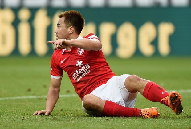 
                <strong>Platz 3: Shinji Okazaki (1. FSV Mainz 05) </strong><br>
                Auf das Treppchen schafft es Shinji Okazaki vom 1. FSV Mainz 05. Der japanische Angreifer wurde insgesamt 77 Mal gefoult und belegt damit den dritten Rang. Nach Okazaki klafft aber eine kleine Lücke zu ...
              