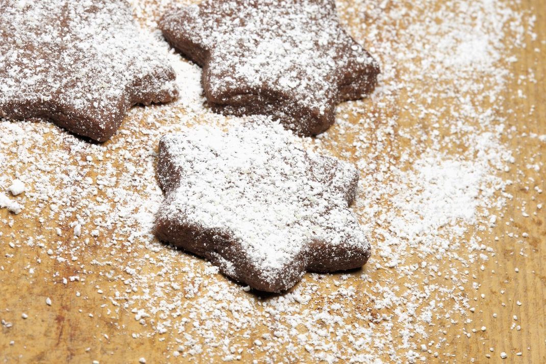 Einfache Weihnachtsplätzchen im dunklen Gewand: Brownie-Kekse mit Puderzucker.