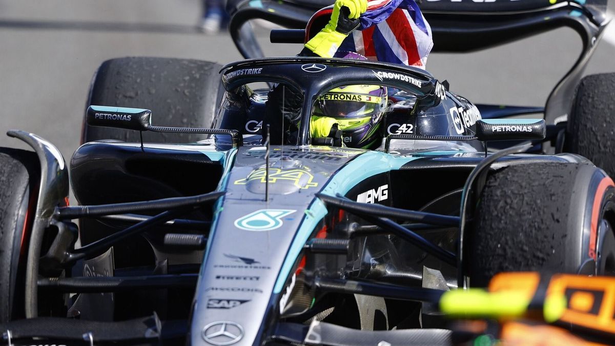 Lewis Hamilton lässt Silverstone Kopf stehen: Jubel mit dem Union Jack