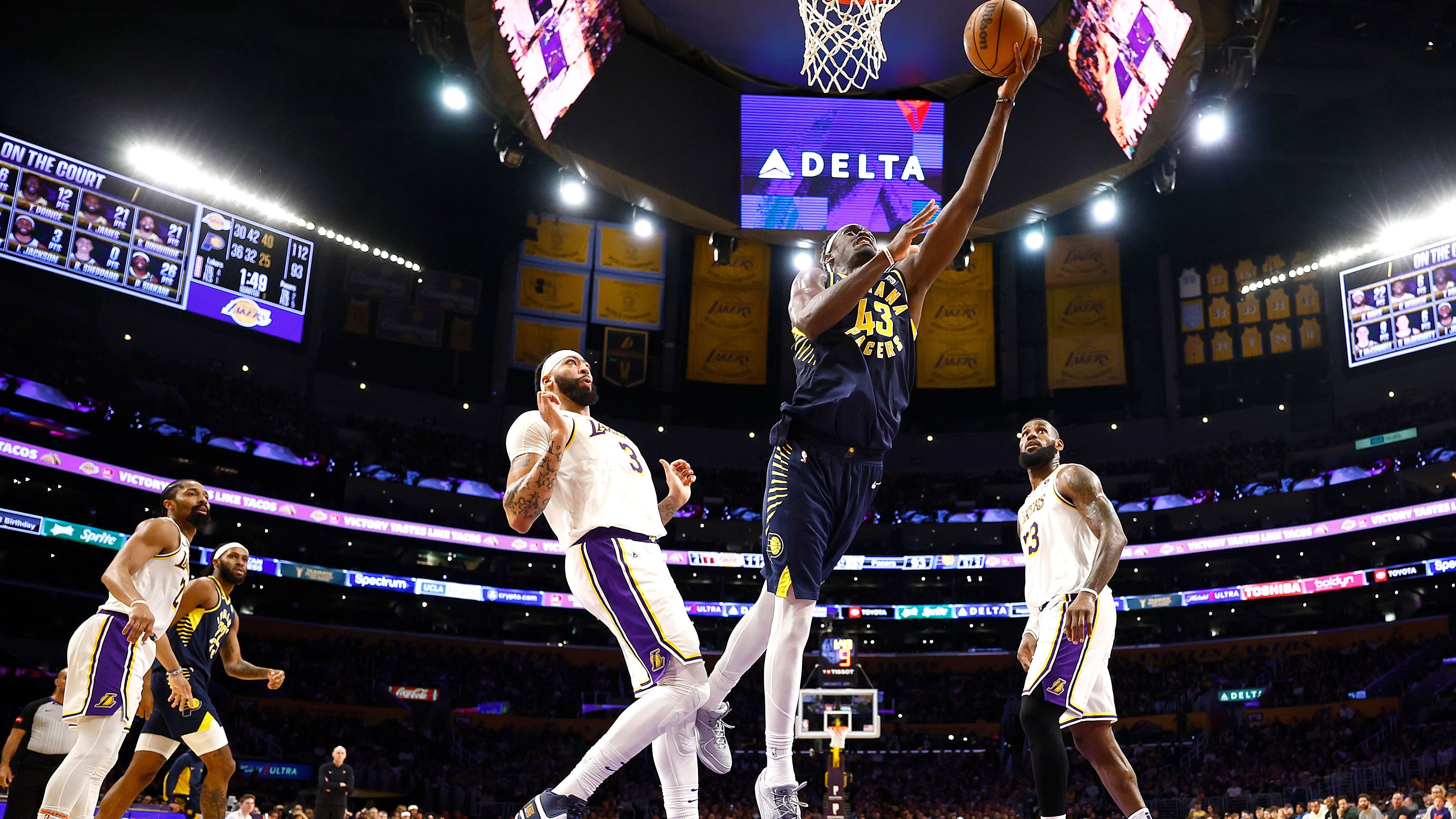 <strong>NBA: In diesen Spielen wurden die meisten Punkte erzielt</strong><br>Beim Spiel der Los Angeles Lakers gegen die Indiana Pacers erzielten beide Teams zusammengenommen unfassbare 295 Punkte, die Kalifornier siegten 150:145. Vom NBA-Rekord ist diese Punkteanzahl jedoch noch weit weg. <em><strong>ran</strong></em> zeigt die NBA-Spiele mit den meisten erzielten Punkten.