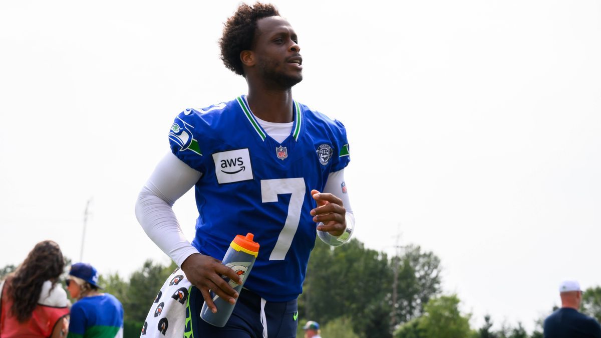 NFL, American Football Herren, USA Seattle Seahawks Training Camp Jul 27, 2024; Renton, WA, USA; Seattle Seahawks quarterback Geno Smith (7) jogs off the field after training camp at Virginia Mason...