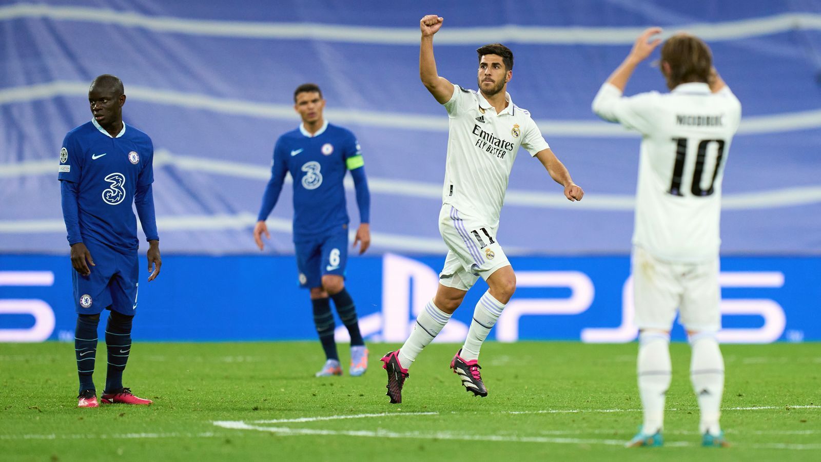 
                <strong>Platz 2: Real Madrid</strong><br>
                Mit drei Siegen in der bisherigen K.o.-Phase der Champions League hielt sich Titelverteidiger Real Madrid bislang schadlos und darf sich daher berechtigte Hoffnungen auf einen erneuten Gewinn des Henkelpotts machen. Gegen Chelsea ließen die "Königlichen" beim 2:0-Sieg im Viertelfinal-Hinspiel nichts anbrennen, schalteten davor im Achtelfinale mit Liverpool bereits einen Premier-League-Klub mit zwei Siegen (5:2, 1:0) sehr überzeugend aus. Somit kann sich Real im Prinzip mit dem Hinspiel-Vorsprung gegen das schwächelnde Chelsea quasi nur noch selbst aus dem Wettbewerb kegeln.
              