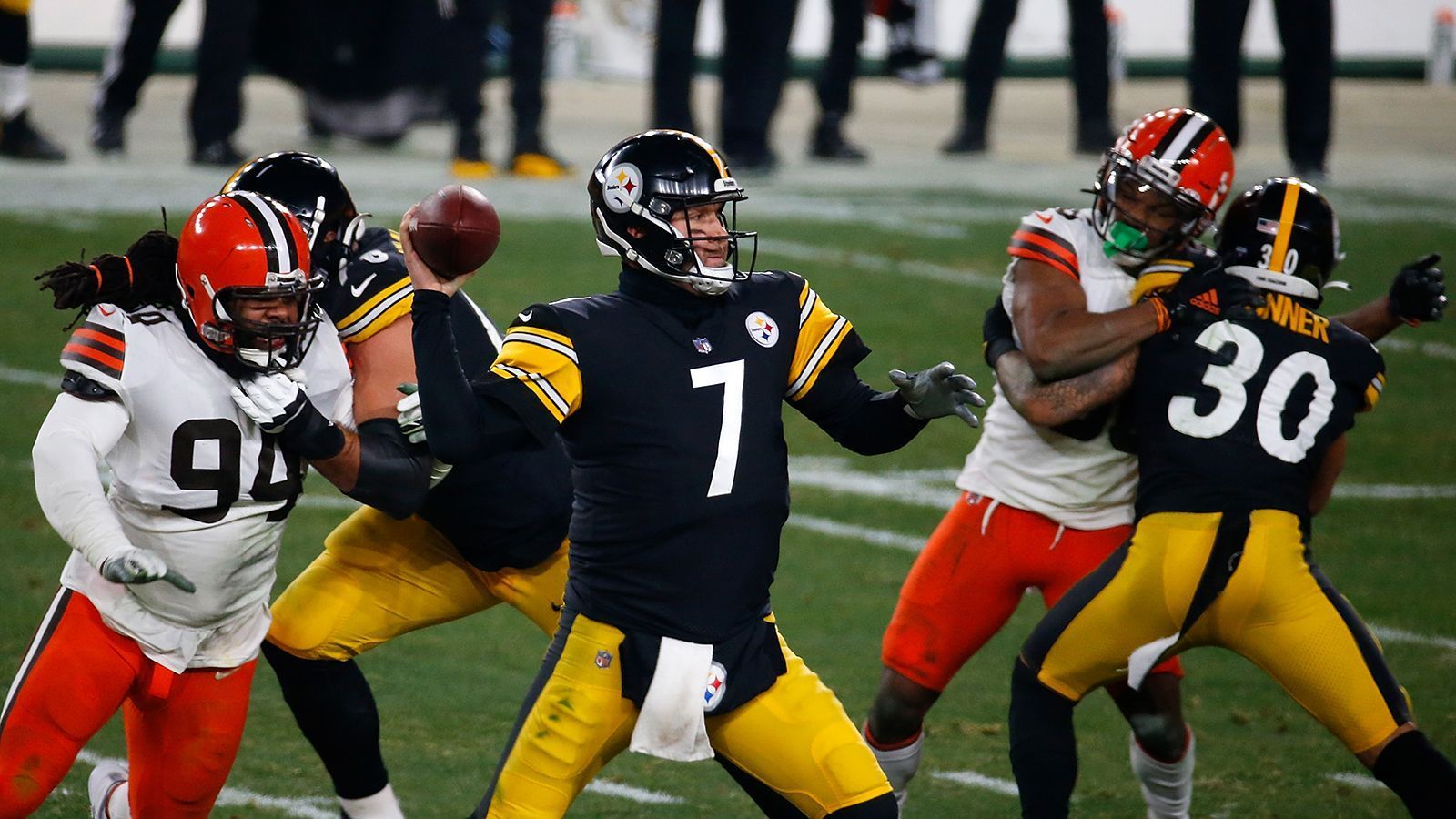 
                <strong>Wild Card Round: 501 Yards! "Big Ben" bricht trotz Playoff-Schlappe mehrere Rekorde</strong><br>
                Kann man schlimmer in eine Playoffs-Saison starten als Ben Roethlisberger und die Pittsburgh Steelers? 0:28 nach dem ersten Viertel gegen die Cleveland Brown und schon zu diesem Zeitpunkt war "Big Ben" auf Rekord-Kurs, auch wenn im Anschluss auch noch positive Rekorde folgten. Insgesamt warf der Steelers-Quarterback im Spiel vier Touchdowns und vier Interceptions - das schaffte in den NFL-Playoffs noch keiner. Ganz nebenbei brachte Roethlisberger im gesamten Spiel 47 Pässe an den Mann. Das ist NFL-Rekord! Und auch die 501 Passing Yards, die "Big Ben" ablieferte, verewigen sich in einer elitären Liste. Denn nur Tomy Brady (505 Passing Yards) warf in einem Playoff-Spiel mehr Yards - im Super Bowl 52 gegen die Philadelphia Eagles. Bekanntermaßen verlor auch er dieses Spiel, so wie Roethlisberger gegen die Browns.
              