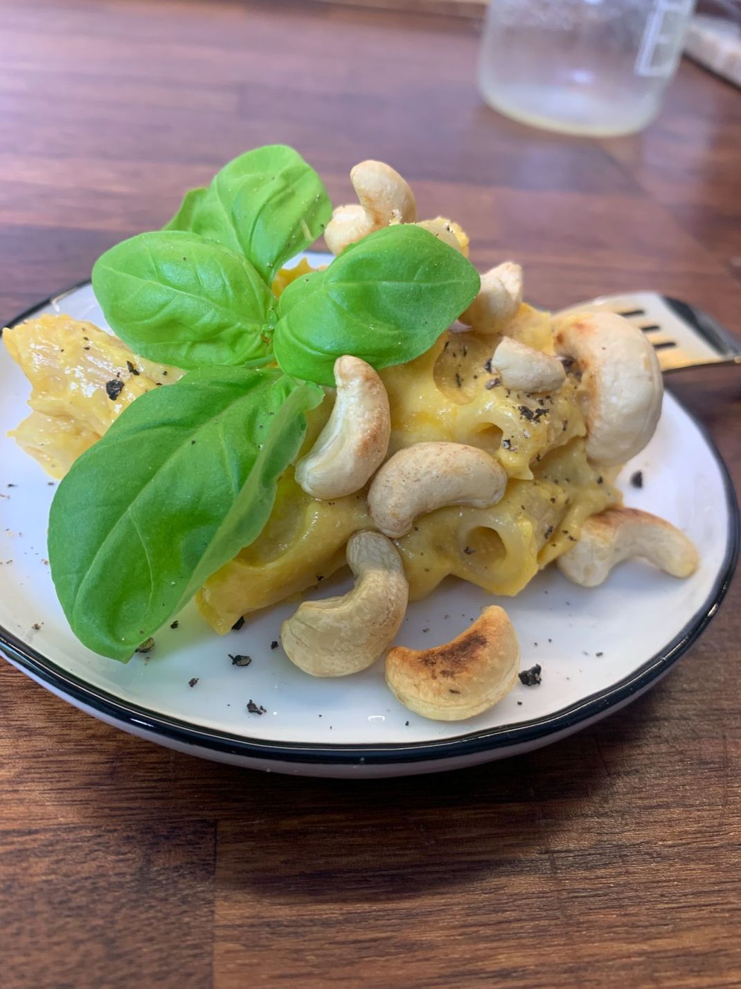 Veganes Mac and Cheese mit Apfel nach einem Rezept von Alex Wahi aus seinem Kochbuch "WAHI – süss, sauer, salzig, scharf".