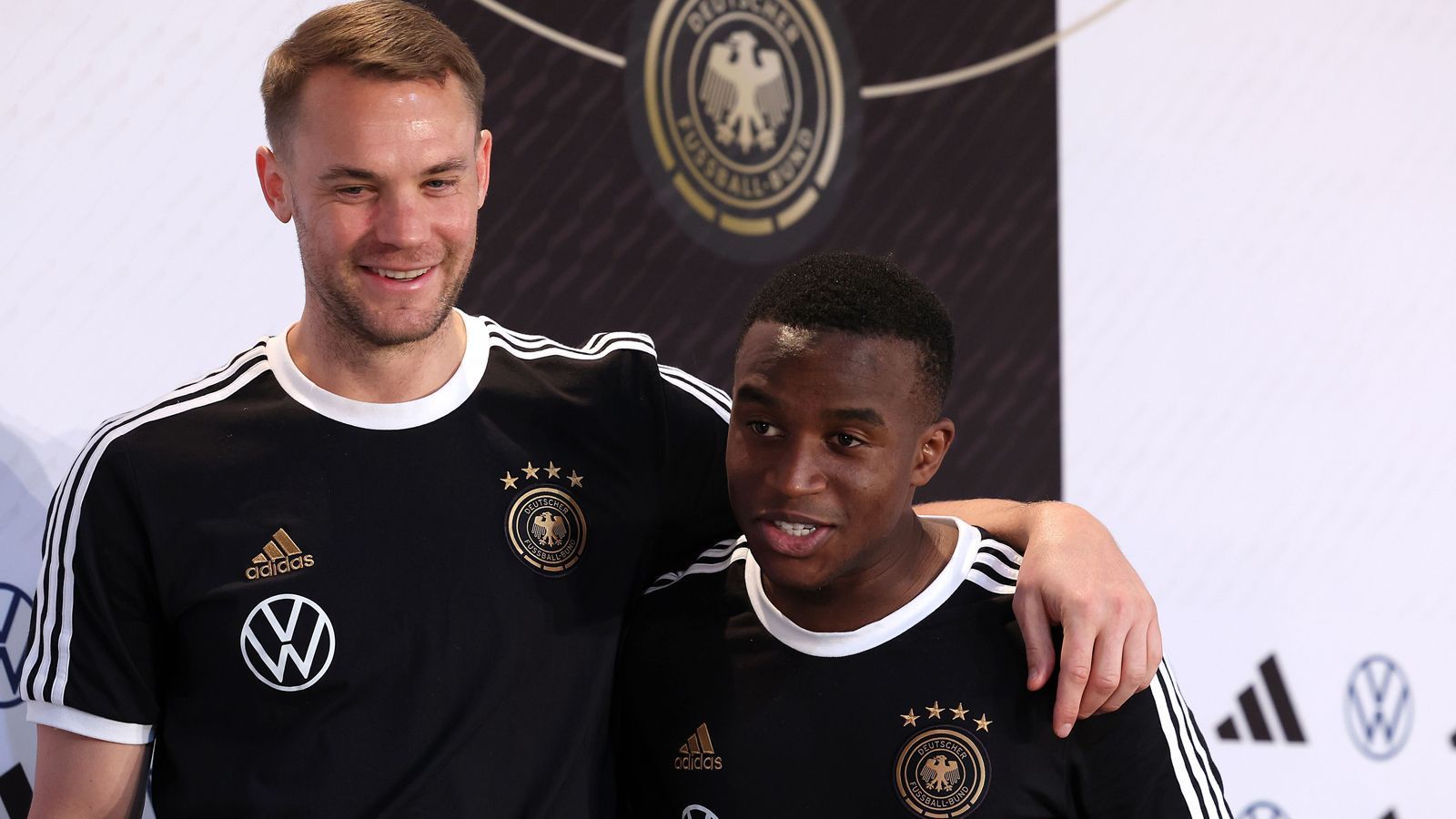 
                <strong>Manuel Neuer </strong><br>
                "Komm zu Bayern!" (Manuel Neuer zu BVB-Talent Youssoufa Moukoko am Ende der Pressekonferenz vor dem ersten Gruppenspiel gegen Japan über ein Wechselangebot)
              