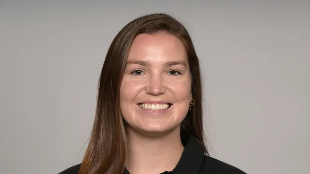 <strong>Megan Rosburg</strong><br>Auch Megan Rosburg arbeitet bei den Baltimore Ravens. Als Assistentin von John Harbaugh unterstützt sie die sportliche Leitung bei der Terminplanung, Kommunikation und Personalverwaltung. Außerdem assistiert sie in der Defense und arbeitet mit der Defensive Line und den Outside Linebackers zusammen.