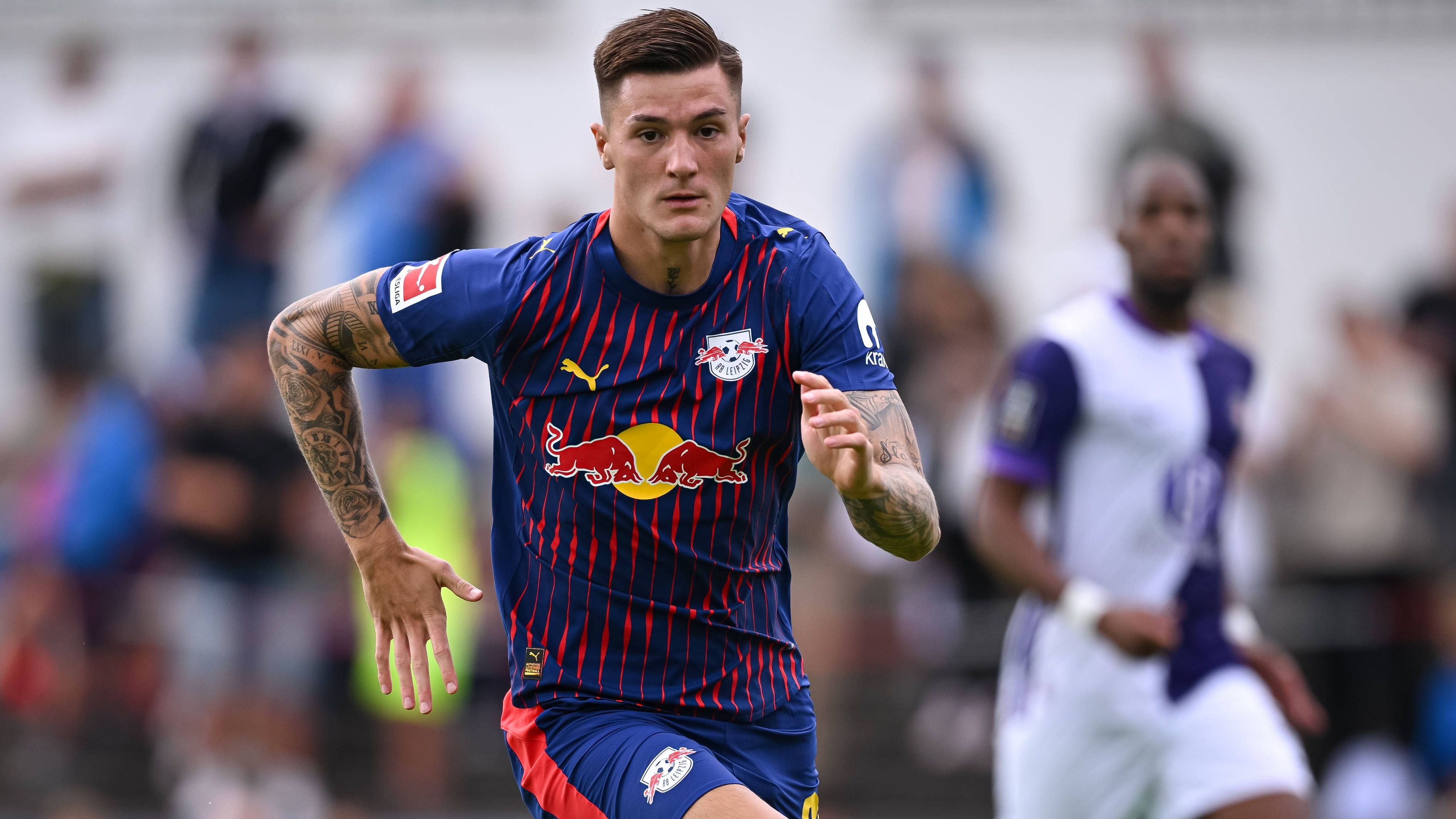 <em><strong>Benjamin Sesko (RB Leipzig)</strong><br>Newcastle United ist an Leipzig-Star Benjamin Sesko interessiert. Laut "Sky" verleihen die Magpies ihrem Interesse nun mit einem verbesserten Angebot Nachdruck. Demnach bietet der Premier-League-Klub 80 Millionen Euro plus zehn Millionen an Boni für den Stürmer und erfüllt damit die Bedingungen von RB. Entschieden ist aber noch nichts, wirbt doch auch Manchester United um den Angreifer.</em>