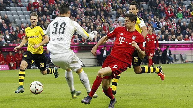 
                <strong>8. Spieltag: Lewandowski mit zwölf Toren in ersten acht Spielen</strong><br>
                8. Spieltag: Zwölf Tore in den ersten acht Bundesliga-Spielen. Damit gelingt Robert Lewandowski ein Bundesliga-Highlight. Durch seine zwei Treffer im Dortmund-Spiel stellte er den Rekord von Christian Müller (64/65) und Gerd Müller (68/69) ein. Außerdem trifft er in den letzten drei Spielen insgesamt neun Mal - Rekord.
              