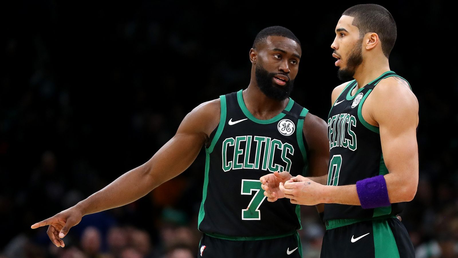 
                <strong>Platz 7: Boston Celtics</strong><br>
                Die Celtics suchen in den letzten Jahren ein bisschen nach der Wahrheit und haben sie bis jetzt nicht gefunden. Die beiden Supertalente Jayson Tatum und Jaylen Brown haben sich prächtig entwickelt, rundherum passiert aber nicht so viel. Mit Gordon Hayward ist ein echter Starspieler mit Qualitäten an beiden Enden des Courts weg, Aufbauspieler und All-Star Kemba Walker fällt mindestens bis Januar verletzt aus. Ansonsten blieb die Truppe größtenteils zusammen. Boston ist ein Favorit im Osten, muss sich aber steigern. Ohne Ballverteiler Walker wird es schwer.
              