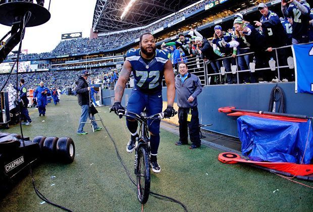 
                <strong>Ende: Sieg Seahawks - Party in Seattle!</strong><br>
                Auslaufen war gestern. Michael Bennett dreht noch im Stadion eine Runden mit dem Mountainbike. Dies hat er zuvor einer Sicherheitskraft geklaut.
              
