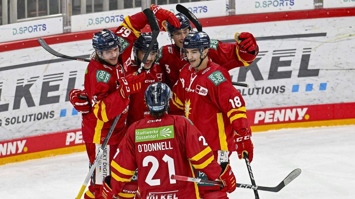 Die DEG bejubelt das 2:0 durch Kenny Agostino