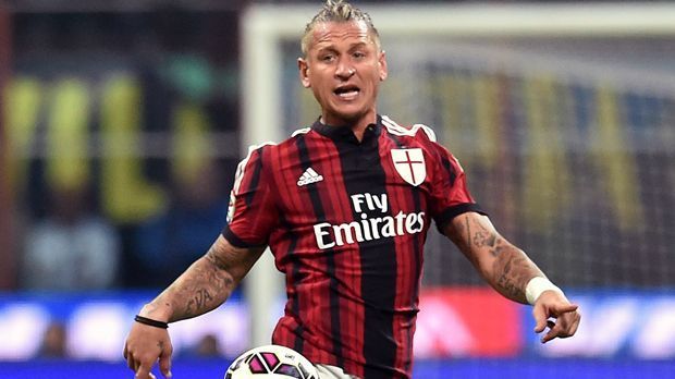 
                <strong>Philippe Mexes (AC Mailand)</strong><br>
                Philippe Mexes: Gegen den Erzrivalen zu treffen, tut auch in einem Freundschaftsspiel gut. Mexes vom AC Mailand erzielte nach einer Ecke per Volleyschuss von der Strafraumgrenze das 1:0 in der Partie gegen Inter Mailand.
              