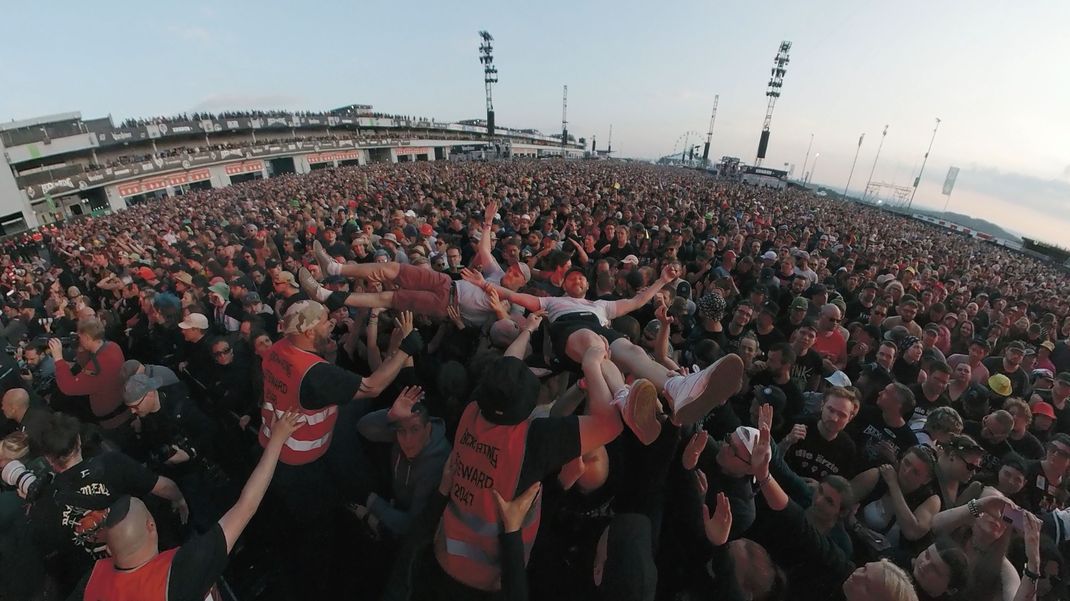 Crowdsurfer sind beim Auftritt der kanadischen Rockband "Billy Talent" beim Open-Air-Festival "Rock am Ring" vor der Utopia-Stage-Stage unterwegs. 