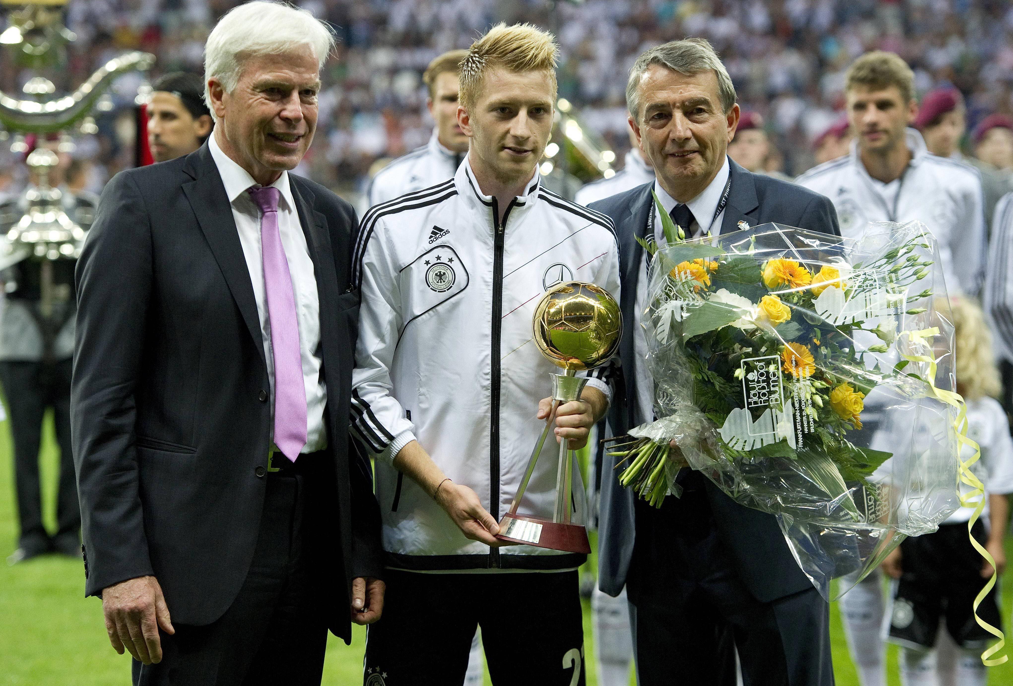 
                <strong>Persönliche Titel</strong><br>
                Als Einzelspieler räumte Reus dafür richtig ab: Deutschlands Fussballer des Jahres 2012, drei Mal Tor des Monats, bester Feldspieler der Bundesliga in der Saison 11/12 und BVB-Spieler des Jahres 2014. Wenigstens den DFL-Supercup konnte Reus 2013 und 2014 mit dem BVB gewinnen.
              