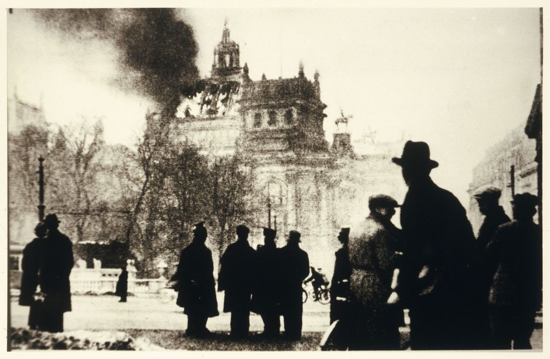 Beginn eines Flächenbrandes: In der Nacht vom 27. Auf den 28. Februar 1933 stand der Berliner Reichstag in Flammen. Die Nazis machten einen Kommunisten als Täter aus und nahmen den Brand zum Anlass, tausende Kommunisten, Sozialdemokraten und andere politische Gegner zu verhaften und aus dem Weg zu räumen. Für die wahre Ursache des Brandes und wer genau der oder die Täter waren gibt es heute verschiedene Theorien.