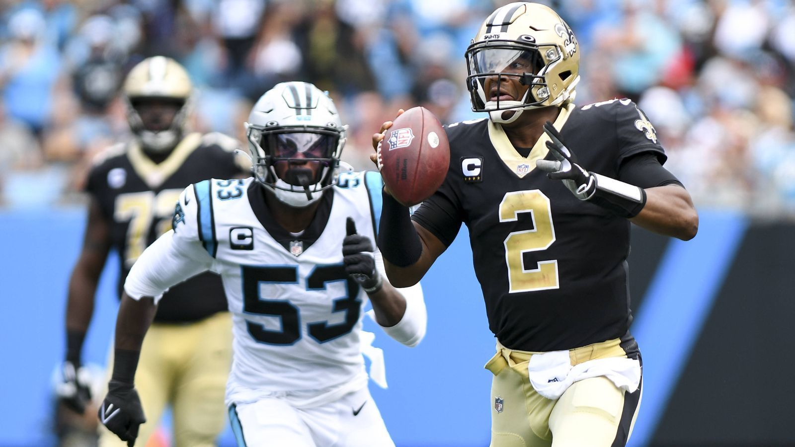 
                <strong>Verlierer: Jameis Winston</strong><br>
                Der Hype im Bundesstaat Louisiana um die New Orleans Saints war beinahe grenzenlos. Nicht nur hatte die Defense beim 38:3 gegen die Green Bay Packers abgeliefert, auch Jameis Winston zeigte sich mit fünf Touchdowns und keiner Interception effizient wie nie. Das alles war in Woche zwei allerdings schon wieder vergessen. Beim 7:26 bei den Carolina Panthers ging Winston, wie zu schlechtesten Buccaneers-Zeiten, schlampig mit dem Ball um und warf zwei Interceptions bei keinem Touchdown. Wo man Winston und die Saints-Offense einordnen kann, weiß so recht niemand.
              
