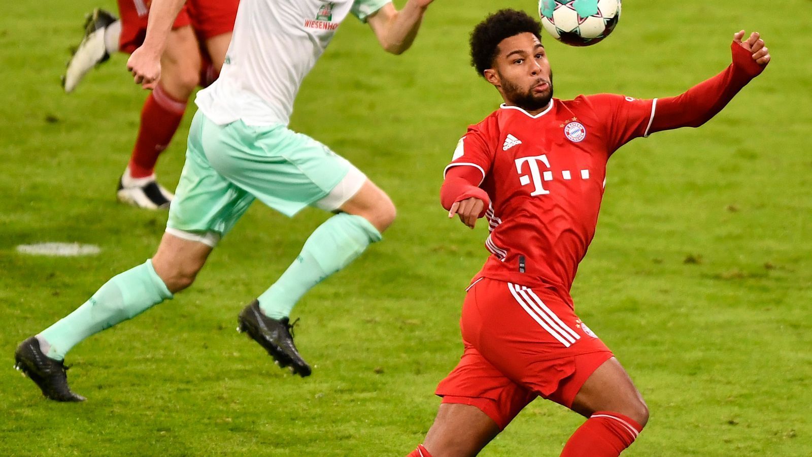 
                <strong>Serge Gnabry</strong><br>
                In der 63. Minute für Coman eingewechselt. Bringt gleich Schwung in die Partie. Dadurch kommt auch der bis dato ausgeschaltete Lewandowski etwas besser zum Zug. Doch auch ihm fehlt der Geistesblitz zum Torerfolg. ran-Note: 3
              