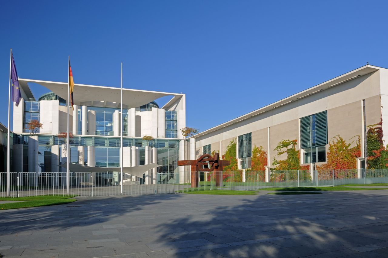 Im Volksmund wird das Bundeskanzleramt aufgrund seiner Architektur auch "Elefantenklo" genannt.