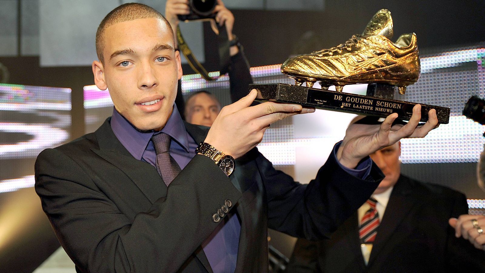 
                <strong>Fußballer des Jahres 2008</strong><br>
                In seiner belgischen Heimat war Axel Witsel schon früh ein vielversprechender Star. So wurde er bereits im Alter von 20 Jahren als Fußballer des Jahres 2008 ausgezeichnet - bis heute der einzige, individuelle Titel für den Mittelfeld-Star.
              