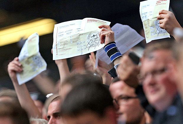 
                <strong>Hamburger SV vs. Bayer Leverkusen - das neue Hass-Duell der Bundesliga</strong><br>
                Ein spezieller Willkommensgruß für den Rückkehrer: Die HSV-Fans empfangen ihren ehemaligen Liebling Calhanoglu mit zahlreichen Krankenscheinen. Warum wohl?!
              