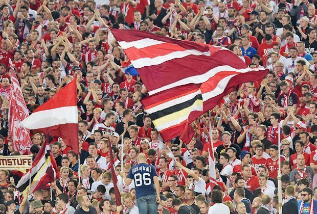 
                <strong>3.871.428,57 Millionen Dauerkarten bei Bayern</strong><br>
                Eine Stehplatz-Dauerkarte beim FC Bayern kostet 140 Euro. Für den Schuldenberg der Spanier könnten 3.871.428,57 jedes Heimspiel des Rekordmeisters besuchen!
              