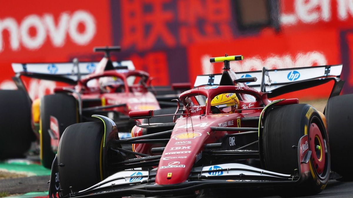 Lewis Hamilton im Ferrari vor Teamkollege Charles Leclerc in Shanghai 2025