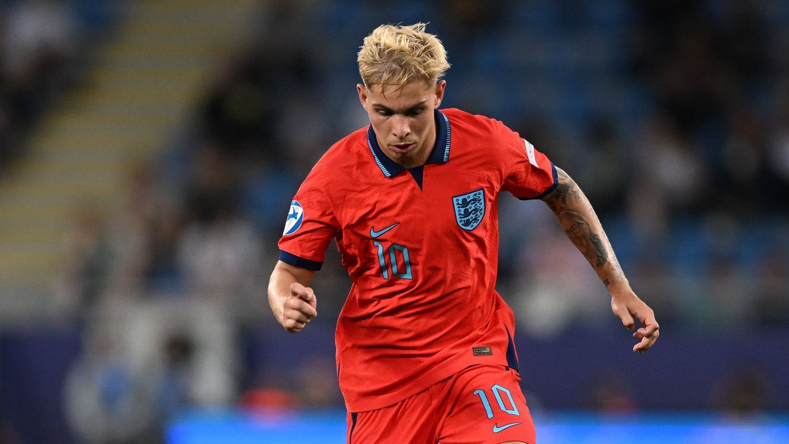 
                <strong>Emile Smith Rowe (England)</strong><br>
                Emile Smith Rowe ist der Effiziente. Er untermauerte seinen Anspruch auf einen Startelf-Platz im Finale mit seiner Vorlage zu Palmers 2:0 sowie starken Werten bei seinen Dribblings (vier von sechs erfolgreich) sowie Zweikämpfen (fünf von sieben gewonnen – für einen Offensivspieler herausragende 71 Prozent). Er hat eine Bundesliga-Vergangenheit, kam bei seiner Leihe zu RB Leipzig 2018/19 aber nur auf drei Kurzeinsätze. Der noch 22-Jährige war beim FC Arsenal in der Vorsaison bereits etabliert, hat aber eine verletzungsgeplagte Saison 2022/23 hinter sich. Beim U21-EM-Turnier traf er in den ersten beiden Gruppenspielen (jeweils zum 2:0-Endstand), durfte aber nur in zwei der fünf Turnierspiele starten.
              