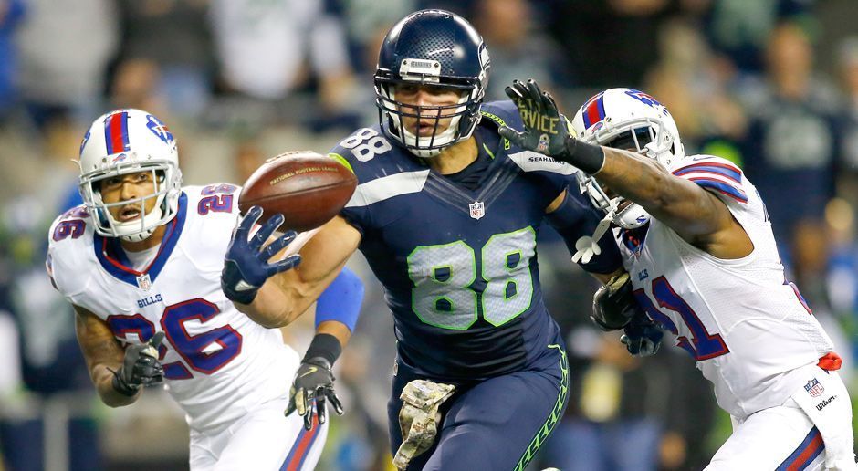 
                <strong>Gewinner: Jimmy Graham</strong><br>
                Was für eine Vorstellung von Jimmy Graham! Der Tight End der Seattle Seahawks erzielt gegen die Buffalo Bills gleich zwei Touchdowns - das erste Mal seit dem 24. November 2014 (damals noch für die Saints). Das Zusammenspiel mit Quarterback Russell Wilson scheint endlich zu funktionieren. Die zuletzt stotternde Offense könnte gerade noch rechtzeitig in Gang kommen.
              