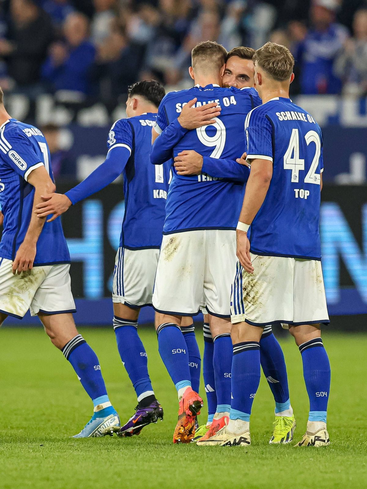Gelsenkirchen, Deutschland, 27.04.24: Kenan Karaman (FC Schalke 04) Torjubel, jubelt mit seiner Mannschaft nach dem Treffer zum 1:0 waehrend des Spiels der 2. Bundesliga zwischen FC Schalke 04 vs F...