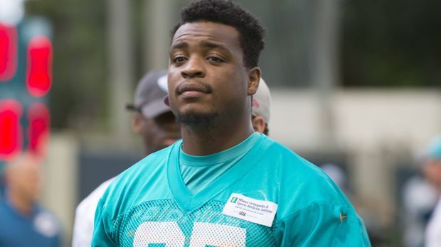 
                <strong>Dion Jordan (Miami Dolphins)</strong><br>
                Die Miami Dolphins verzichten in Zukunft auf die Dienste von Dion Jordan. Wie die Franchise bekanntgab, fiel der Defensive End durch eine ärztliche Untersuchung. Jordan wurde von den Dolphins 2013 als Nummer-Drei-Pick verpflichtet, schaffte den Durchbruch danach aber nicht. Insgesamt kam er auf 26 Einsätze, davon aber nur einmal als Starter. Sein "bestes" Jahr war 2014, als er zehn Einsätze verzeichnen konnte und dabei 13 Tackles und einen Sack schaffte. Bei dem 27-Jährigen kam es während seiner Dolphins-Zeit immer wieder zu Problemen mit Doping. Wegen der mehrmaligen Einnahme verbotener Substanzen hatte er die beiden vergangenen Saisons komplett verpasst. Durch die Trennung werden im Salary Cap der Dolphins 3,2 Millionen Dollar frei. Die Seattle Seahawks griffen zu und sicherten sich den Defense-Star.
              