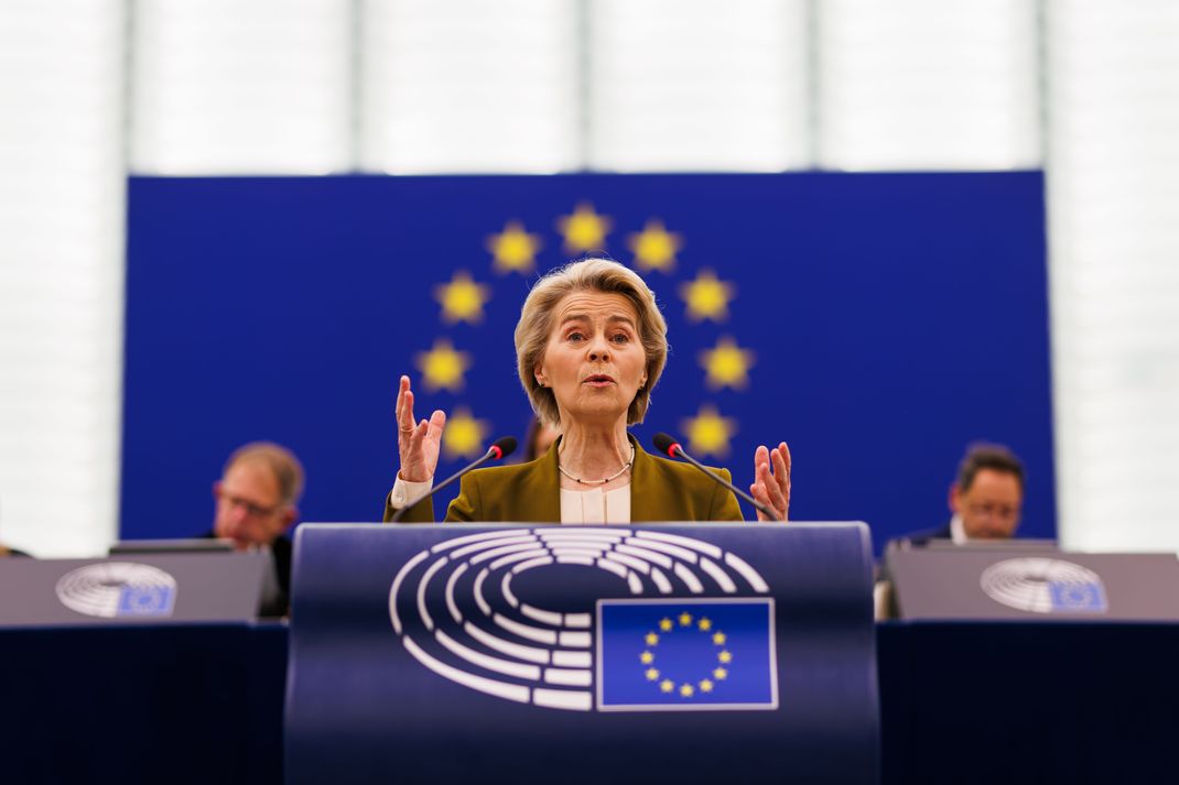 Vergleich mit Social Media und Alkohol - Ursula von der Leyen forderte in Straßburg eine Altersbeschränkung für Social Media .
