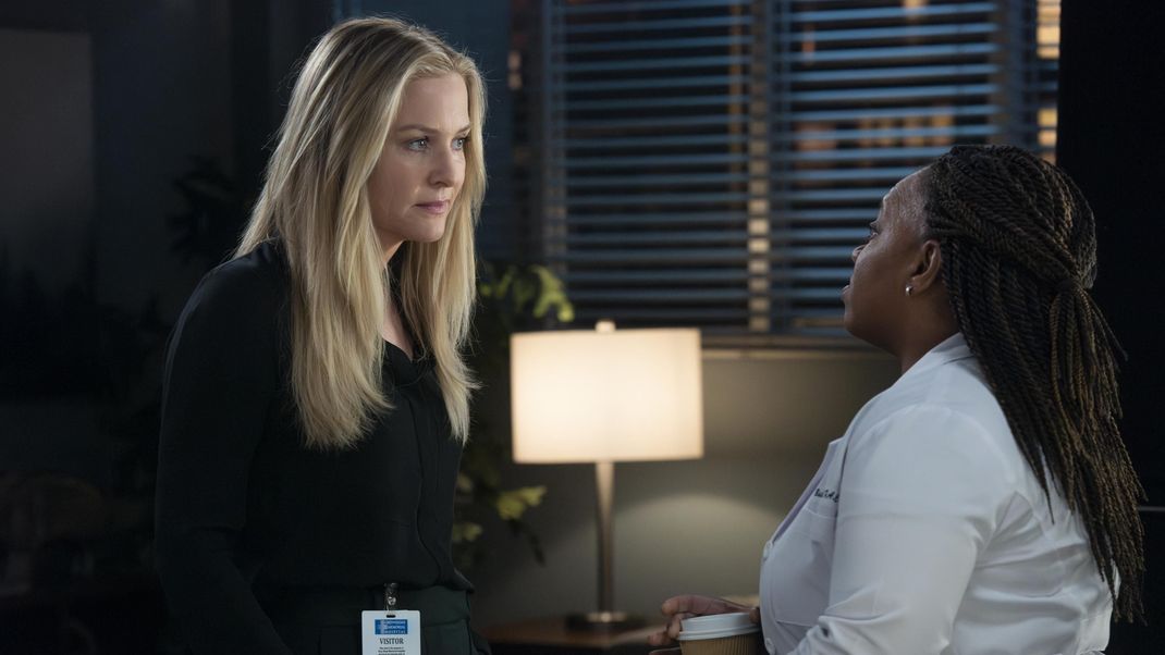 Dr. Arizona Robbins (Jessica Capshaw, l.) und Dr. Miranda Bailey (Chandra Wilson, r.) in der Serie "Grey's Anatomy".