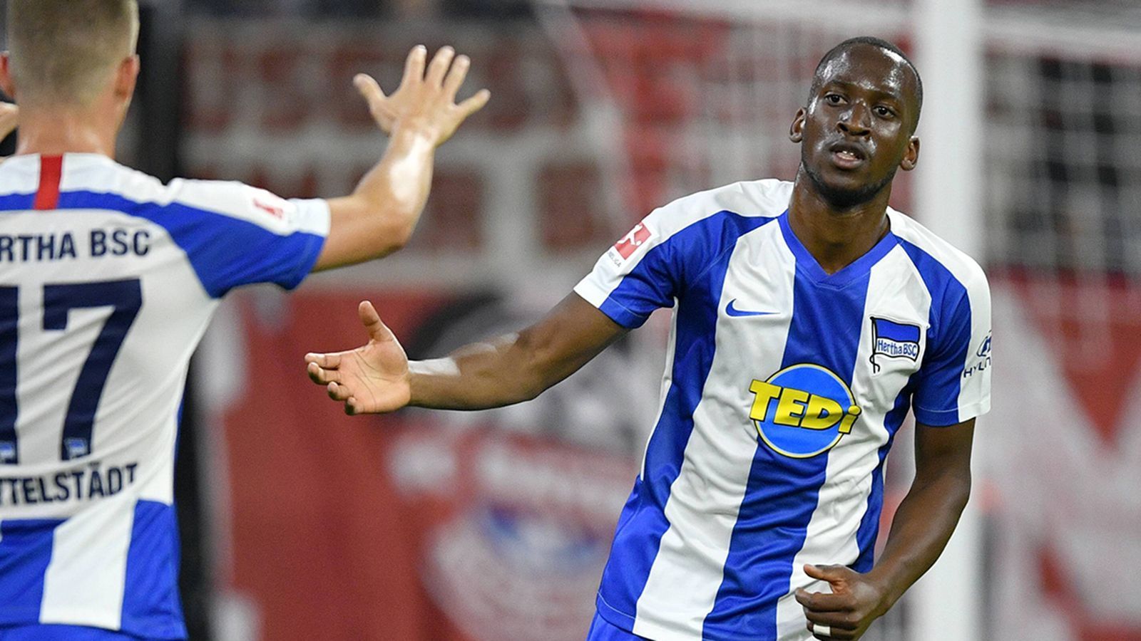 
                <strong>Dodi Lukebakio</strong><br>
                Der ehemalige Düsseldorfer ist lange Zeit gar nicht zu sehen. Doch in der 36. Minute hat Lukebakio seinen goldenen Moment. Nachdem ihn keiner angreift, schießt der Neuzugang der Hertha aus rund 25 Metern aufs Tor. Seinen Schuss fälscht Ibisevic zum 1:1 ab. Das ist jedoch der einzige Moment von Lukebakio. In der 68. Minute macht er Platz für Davie Selke. ran-Note: 3
              