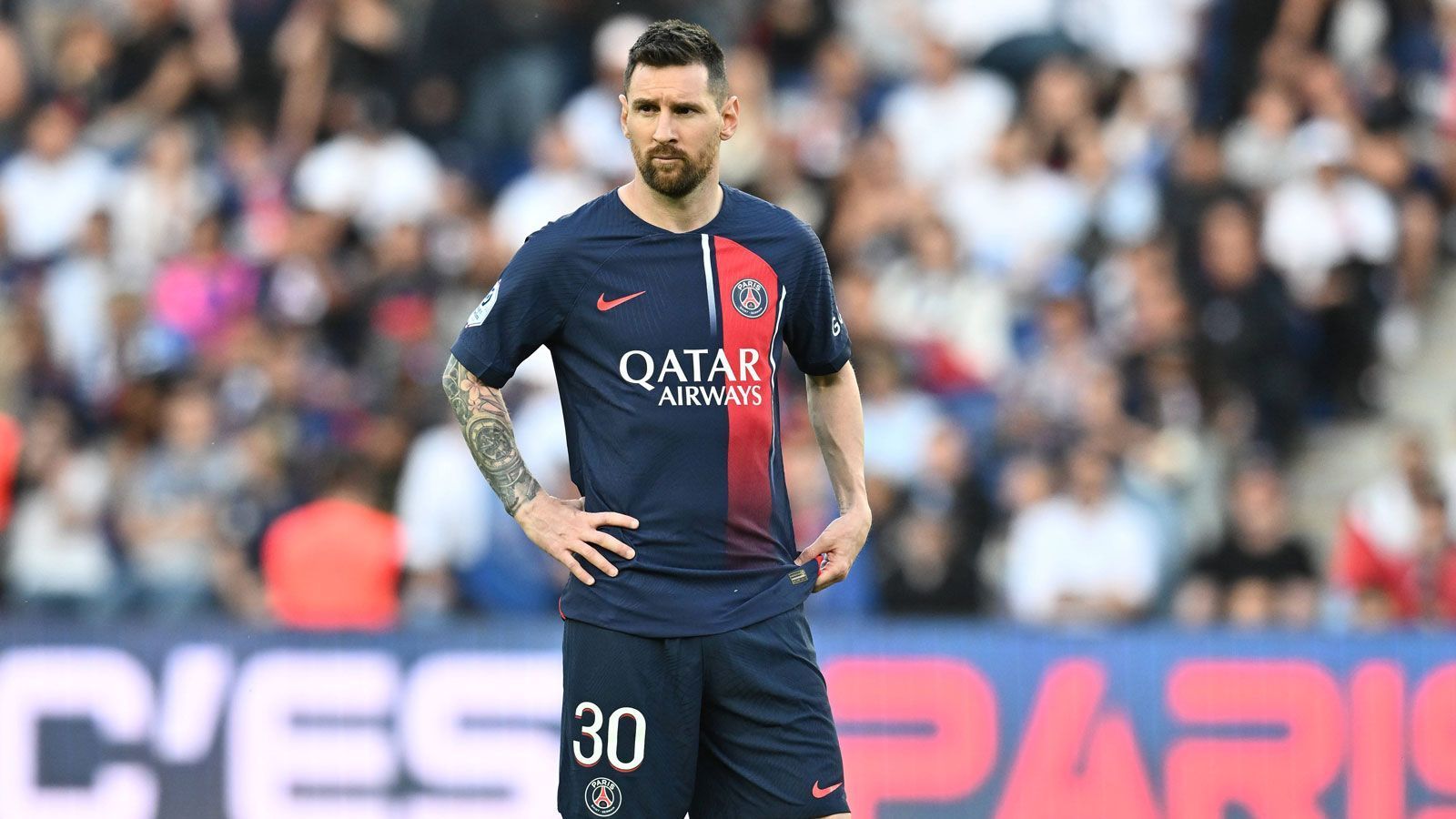 
                <strong>Lionel Messi (Inter Miami)</strong><br>
                Neben dem Benzema-Transfer der wohl spektakulärste Wechsel des Sommers: Lionel Messi bricht seine Zelte in Paris ab und kickt künftig in der MLS für Inter Miami. "Wenn es um Geld gegangen wäre, wäre ich nach Saudi-Arabien oder woanders hingegangen", zitiert die spanische "Mundo Deportivo" den Weltmeister von 2022. Schlecht verdienen wird "La Pulga" in Übersee natürlich trotzdem nicht - auch dank zusätzlicher Einnahmen, die ihm zwei weltbekannte Unternehmen durch Beteiligungen garantieren.
              